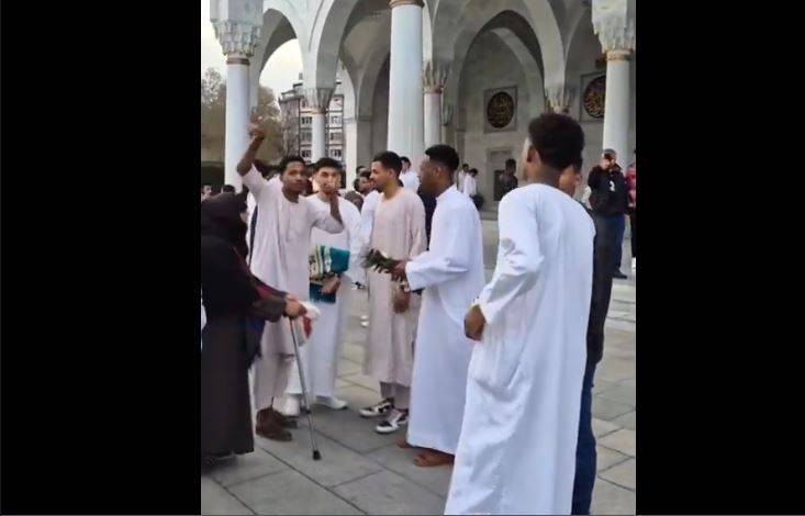 Melike Hatun camisinde bayram namazı sonrası. Yer: Maalesef Türkiye Cumhuriyeti'nin başkenti Ankara - Resim: 5